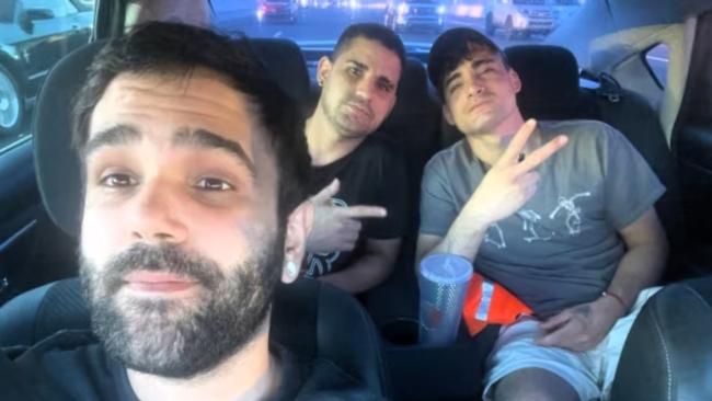 Los hermanos Liosbel y Liosmel Sánchez, atrás, y el activista Cristian González.
