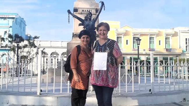 Las intelectuales cubanas Alina Bárbara López (d) y Jenny Pantoja en Matanzas..