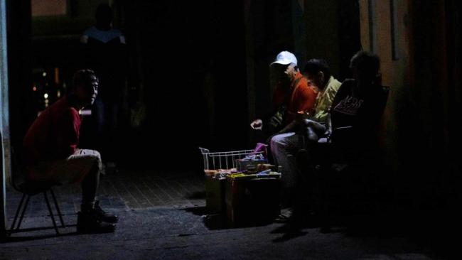 Cubanos en una calle en medio de un apagón