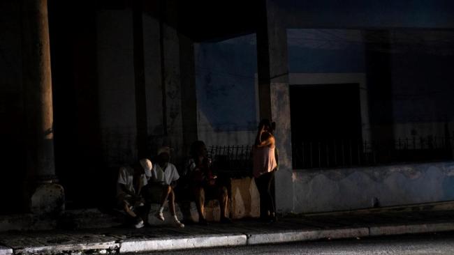 Cubanos durante un apagón. 