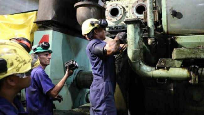 Trabajos en unidades generadoras rotas en Isla de la Juventud.