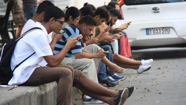 Cubanos conectados a internet desde sus teléfonos móviles.