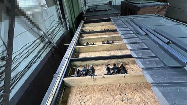Drones ucranianos escondidos en el suelo de una casa móvil.