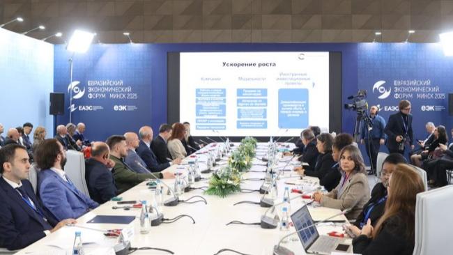 Funcionarios y empresarios de Bielorrusia y Cuba reunidos en Minsk.