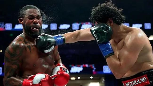 El mexicano Gilberto "Zurdo" Ramírez golpea al cubano Yuniel Dorticós.