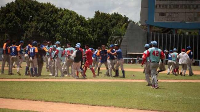 Bronca en el Estadio José Antonio Huelga, de Sancti Spíritus.