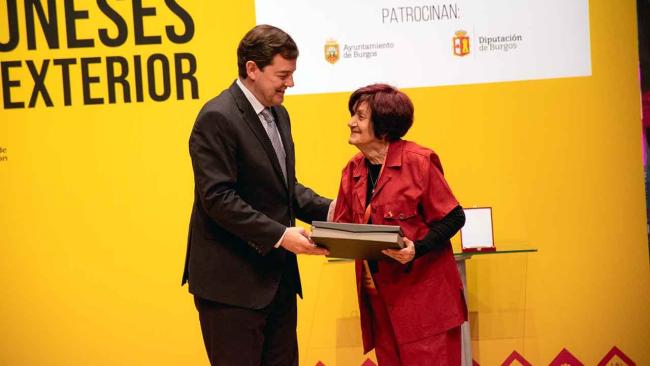 El presidente de la Junta, Alfonso Fernández Mañueco, y la presidenta de la Agrupación de Sociedades Castellanas y Leonesas de Cuba, María Antonia Rabanillo.