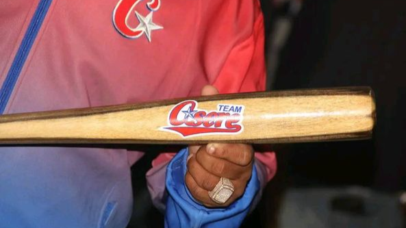El bate que regaló Díaz-Canel a los integrantes del equipo Cuba al Clásico de 2023.