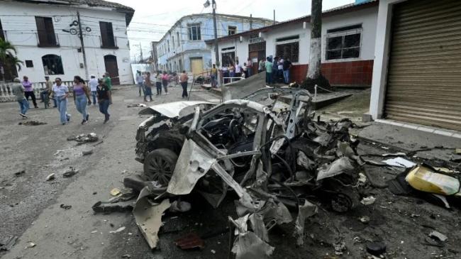 Restos de coche bomba detonado en Corinto, Colombia, el 10 de junio de 2025.