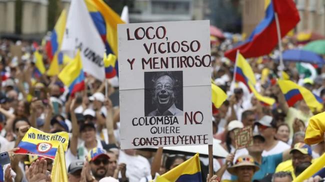 Fotografía de archivo en el que se ve un mensaje de rechazo a una asamblea constituyente en Colombia.