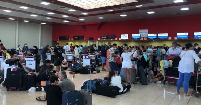 Aglomeración de viajeros en el Aeropuerto Internacional José Martí, de La Habana.