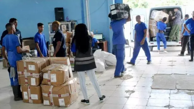 Trasiego de paquetería en una oficina de Correos de Cuba.