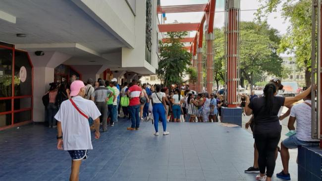 Cubanos haciendo cola en un mercado de La Habana.