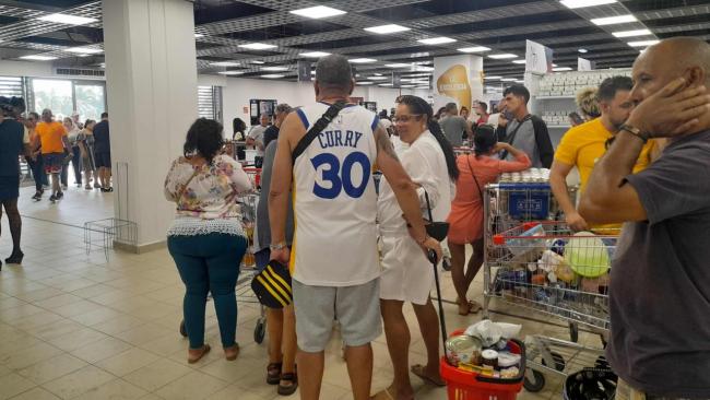 Cubanos en un supermercado en dólares en La Habana.