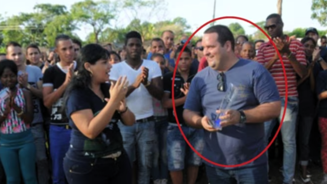 Yuniel Báez Pedrera recibe un reconocimiento oficial en La Habana.