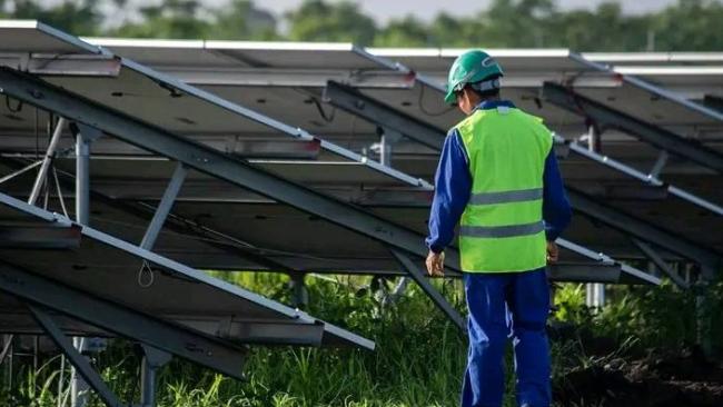 Un obrero durante el montaje de un parque solar en Cuba.