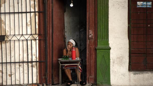 Una mujer vende café en La Habana.