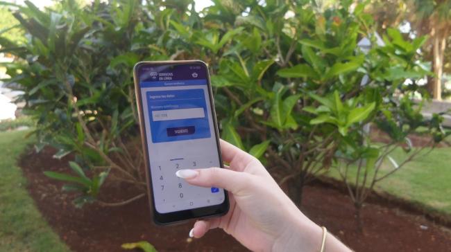 Una cubana se conecta a una plataforma de pagos a través de un teléfono.