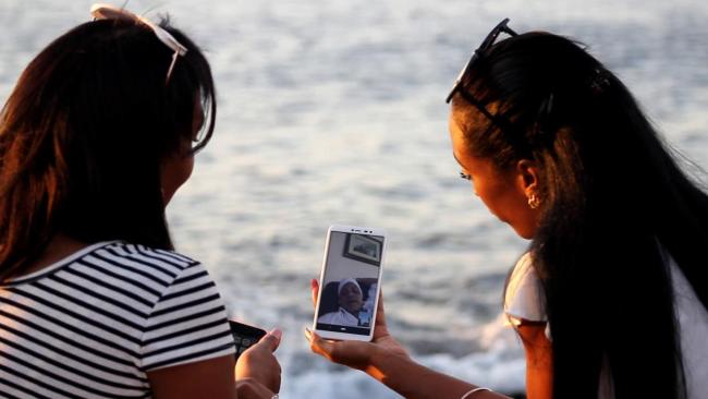Cubanas de la Isla conversan por videollamada.