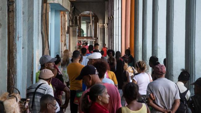 Cubanos en una calle de La Habana.