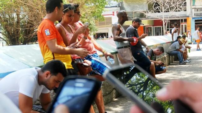 Cubanos en un punto wifi.