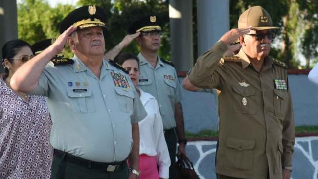 Bayardo Ramón Rodríguez Ruiz (izq.) junto al general cubano Roberto Legrá Sotolongo.