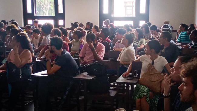 Alumnos y profesores de la Facultad de Sociología de la Universidad de La Habana en una asamblea el 4 de junio.