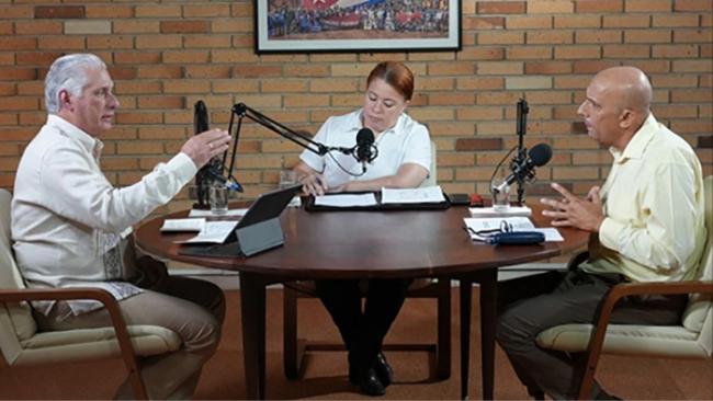 Miguel Díaz-Canel junto a Tania Rodríguez y Eduardo Martínez.