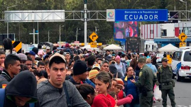 Migrantes en cruce fronterizo de Ecuador.