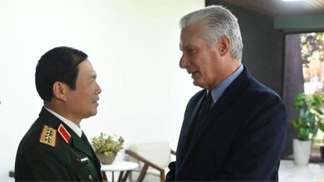 El viceministro de Defensa de Vietnam, Ngyen Tan Cuong, y Miguel Díaz-Canel.
