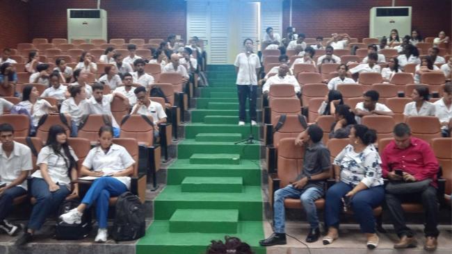 Estudiantes reunidos con directivos de ETECSA en la Facultad de Ciencias Médicas Victoria de Girón.