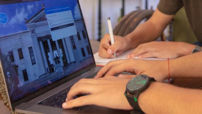 Estudiantes acceden a servicio de conexión a Internet.