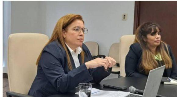 La presidenta ejecutiva de ETECSA (i), Tania Velázquez Rodríguez.