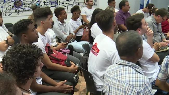 Estudiantes universitarios reunidos con autoridades de ETECSA.