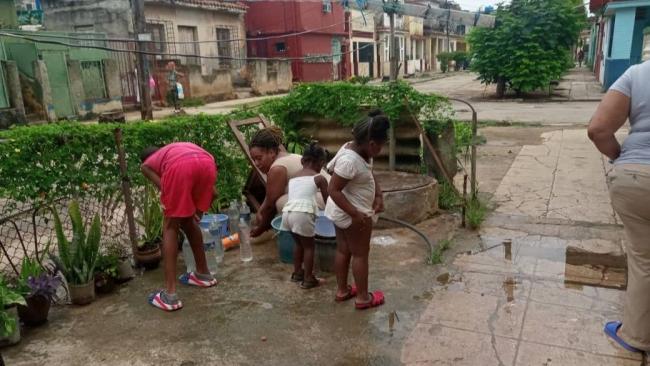 Una mujer y sus hijos en La Habana.