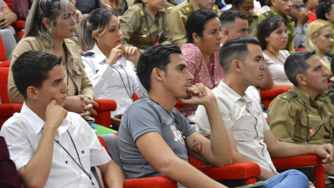 El presidente de la FEU, Ricardo Rodríguez (segundo desde la izquierda), en una reunión del Comité Nacional de la UJC.