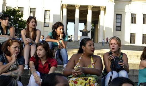 Estudiantes en la escalinata de la Universidad de La Habana.