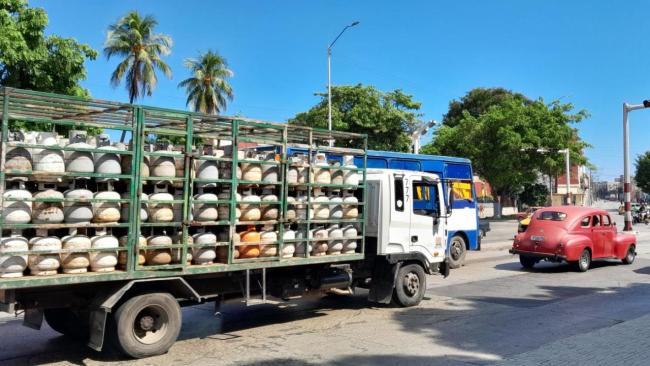 Un camión con balitas de gas licuado en La Habana.