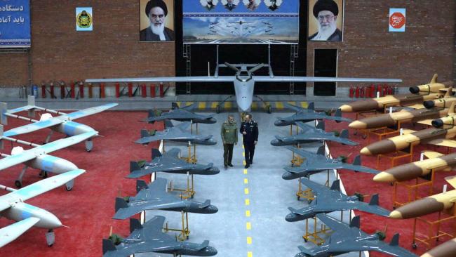 Altos militares de Irán exhiben su armamento.
