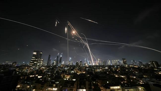 Sistema antimisiles de Israel interceptando el ataque de Irán sobre Tel Aviv, el 13 de junio.