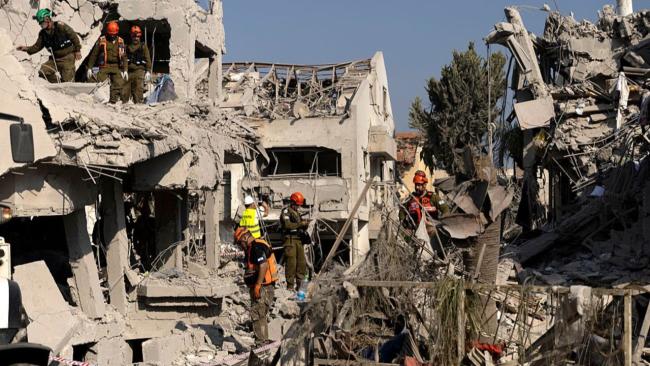 Restos de unos de los bombardeos de este sábado.
