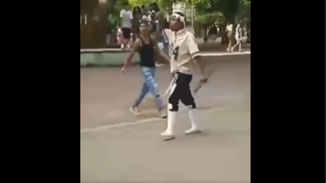 Un joven cubano con un machete durante los hechos de la Finca de los Monos.
