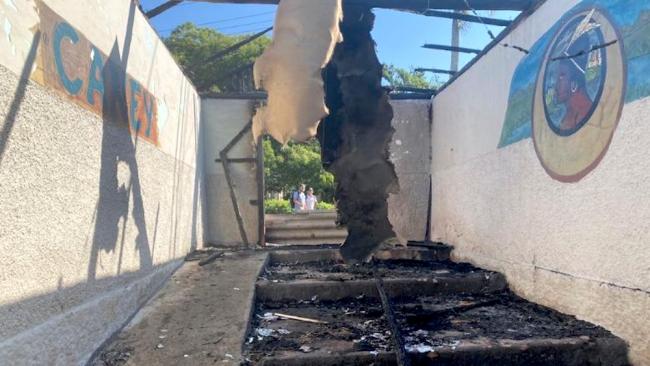 Escombros de un ranchón presuntamente incendiado intencionalmente en 2022 en Minas de Matahambre, Pinar del Río.