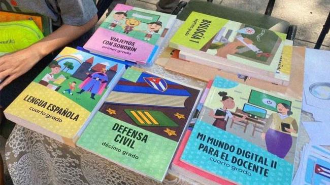 Nuevos libros de texto entregados en Cuba.