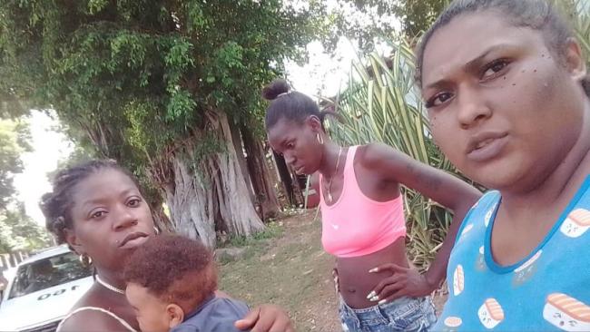 Madres cubanas delante de la vivienda de Miguel Díaz-Canel.