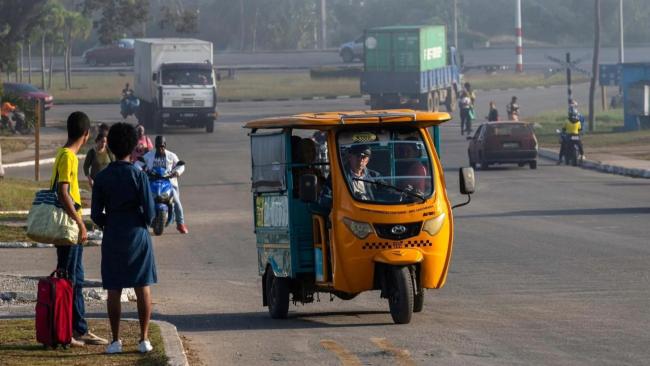 Un triciclo eléctrico en La Habana.