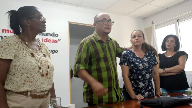 Lizet Castro (II derecha) recibe su recompensa.