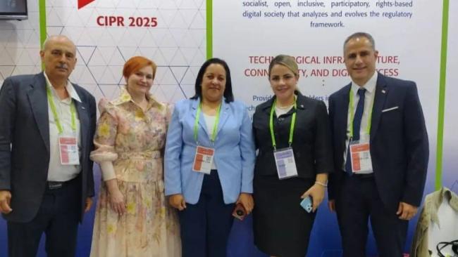 Mayra Arevich (al centro) en Rusia.
