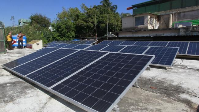 Paneles solares instalados en La Habana.