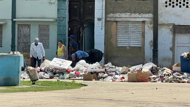 Un basurero frente a un edificio de viviendas en La Habana.